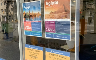 Aparador d'una agència de viatges sabadellenca | Roger Benet